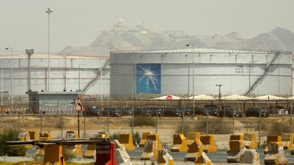 Δεξαμενές καυσίμων της Saudi Aramco στην Τζέντα της Σαουδικής Αραβίας. Η εταιρεία ευθύνεται για το 4,38% των παγκόσμιων εκπομπών CO2 σύμφωνα με τη βρετανική ανάλυση